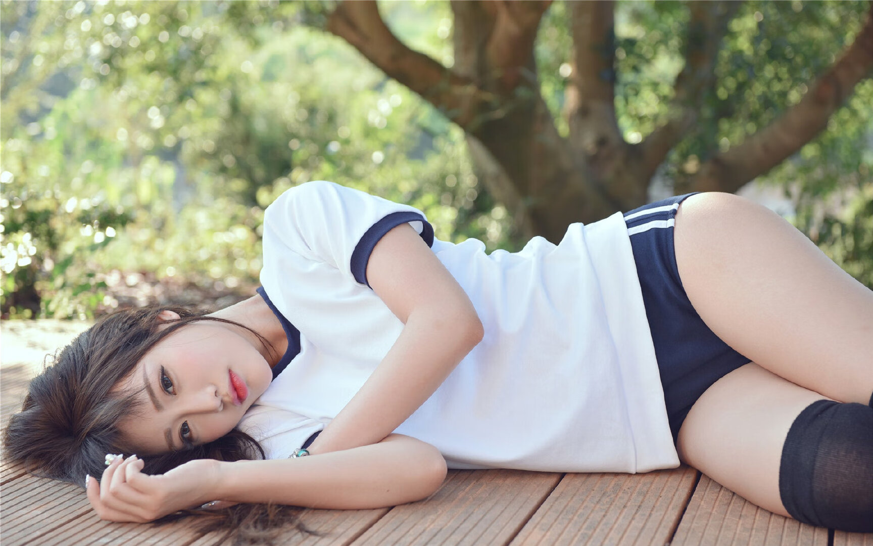 劲敌对决，场上球员力拼荣誉胜利，劲敌还是劲敌